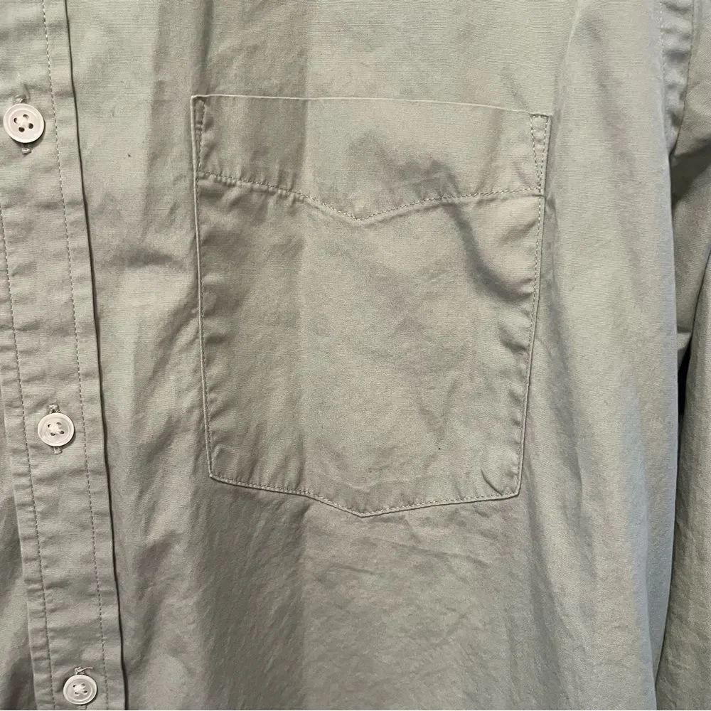 *30off3*NWOT. Banana Republic Button Down Dress Shirt. Relaxed Fit. Size Medium.